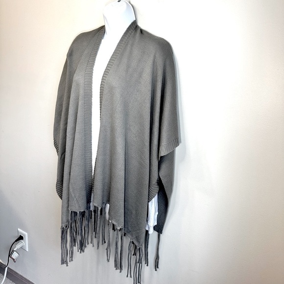 NWT Love Sadie Fringe Wrap Sweater Grey Size Small ✨🆕✨ - Picture 8 of 12